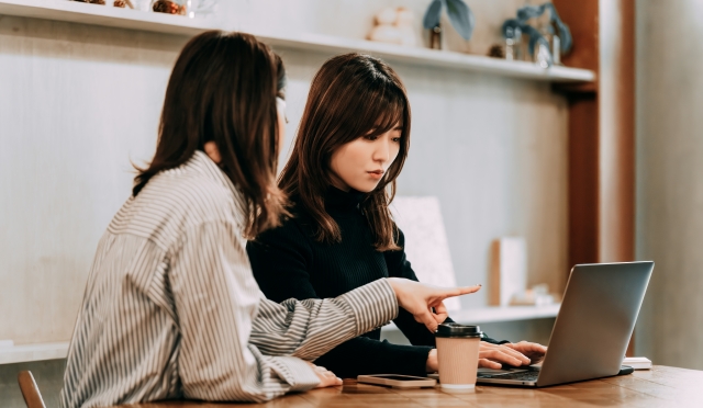 マンツーマン指導を受ける女子学生